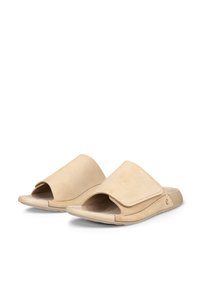 Sandales beiges ouvertes à bout ouvert, à enfiler, avec des larges brides ajustables et une semelle texturée pour le confort et le soutien.