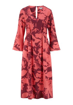 Abito lungo, di colore corallo, con un motivo floreale in tonalità più scure, caratterizzato da una scollatura a V e maniche a campana lunghe, realizzato in tessuto morbido.