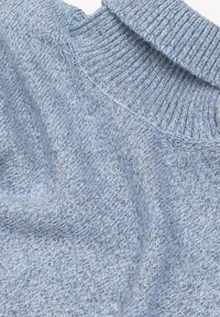 Helles blaues Strickpullover mit einem gerippten Kragen, weicher Textur und einem subtilen Muster, das durch gemischte Garne entsteht.