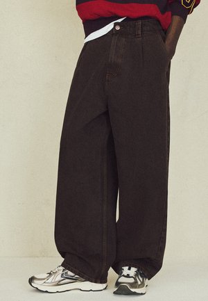 Bershka, DARTED WIDE-LEG - JEANS - Jean boyfriend - dark brown