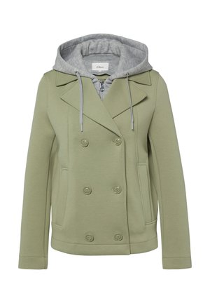 Lichtgroene dubbelrijige jas over een lichtgrijze zip-up hoodie met trekkoorden, afgebeeld op een witte achtergrond.