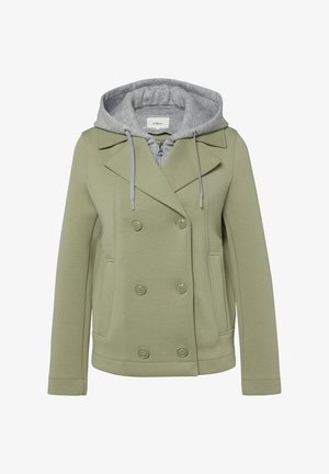 Lichtgroene dubbelrijige jas over een lichtgrijze zip-up hoodie met trekkoorden, afgebeeld op een witte achtergrond.