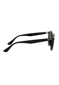 Occhiali da sole Ray-Ban neri con montatura rotonda e lenti scure. Le aste sono sottili e opache, con un discreto dettaglio di branding.