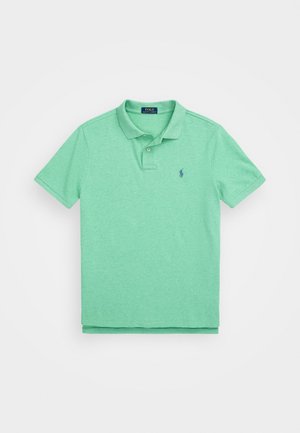 Lichtgroene polo met een subtiele textuur, voorzien van een knoopsluiting met twee knopen en een blauw geborduurd logo op de borst.
