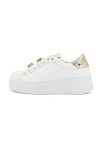 Sneakers bianchi con piattaforma e punta arrotondata, dettagli metallici dorati nel tallone e decorazioni con gemme verdi sui lacci.