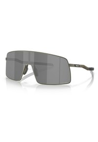 Occhiali da sole con grandi lenti grigio scuro, montatura in metallo di colore verde oliva, forma angolare, aste sottili con dettaglio del logo sulla tempia.