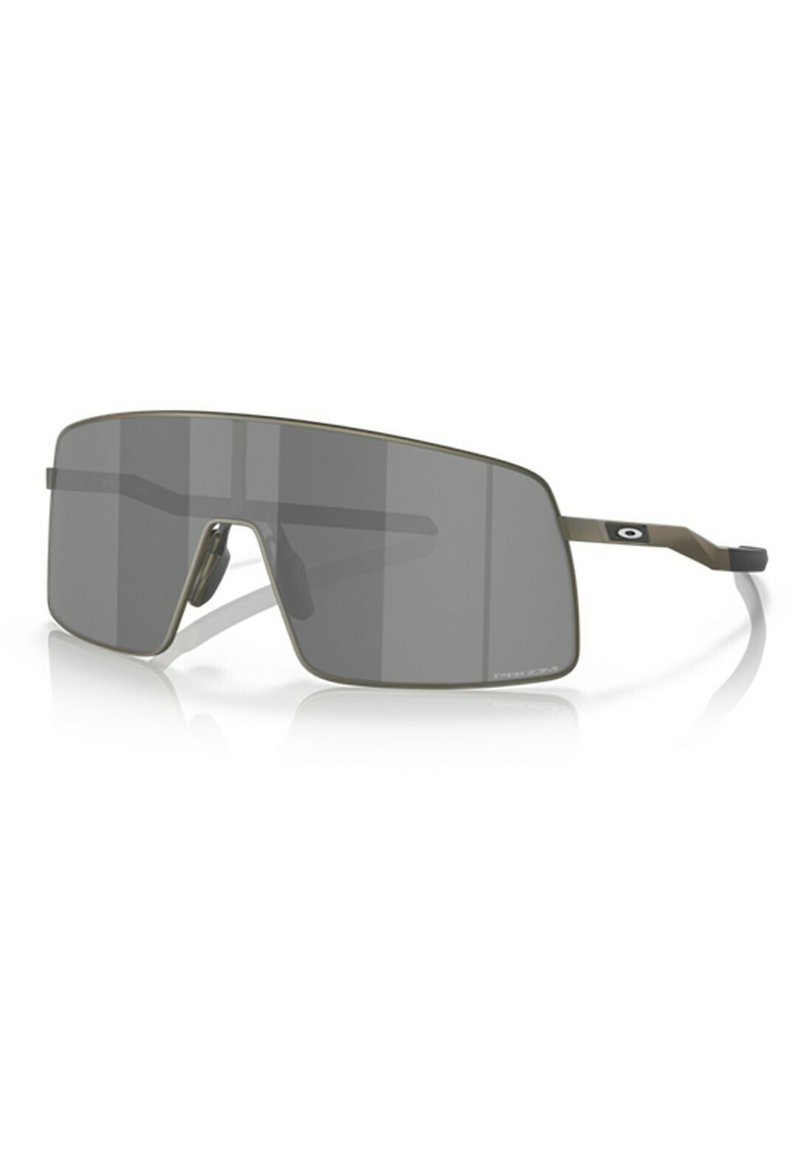 Occhiali da sole con grandi lenti grigio scuro, montatura in metallo di colore verde oliva, forma angolare, aste sottili con dettaglio del logo sulla tempia.