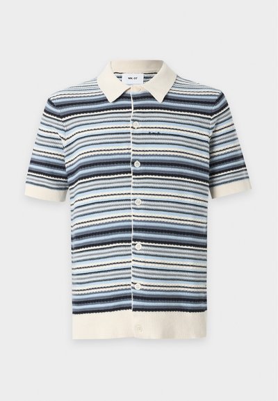 Chemise à manches courtes avec boutons, col et ourlet crème, présentant des rayures horizontales dans différentes nuances de bleu, noir et blanc.