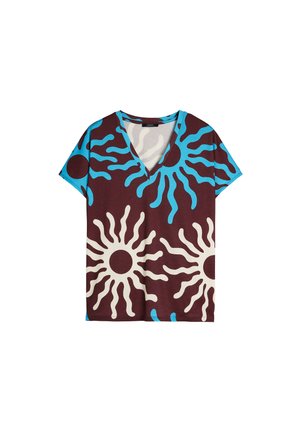 Brązowa bawełniana koszulka z dekoltem w serek, krótkimi rękawami oraz wzorem w kremowe słońca i niebieskie abstrakcyjne kształty.