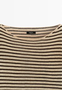 Haut en maille à rayures horizontales beige et brun foncé avec un large col rond et une étiquette noire portant l'inscription "Massimo Dutti".