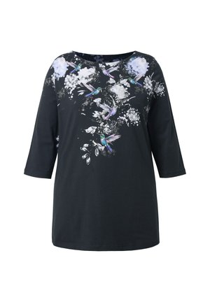 Musta kolme neljäsosahihainen paita, jossa valkoinen kukkakuvio ja värikäs kolibri etupuolella ja ylähihoissa.