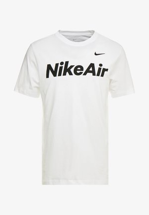 T-shirt en coton blanc à manches courtes, avec un grand texte noir "NikeAir" et un petit logo Nike Swoosh noir sur la poitrine.