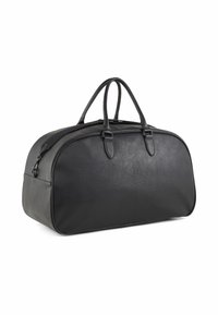 Sac de voyage noir en cuir texturé, doté de doubles poignées et d'une silhouette courbée avec une fermeture zippée et des détails de couture subtils.