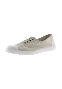 Sneaker slip-on in tela beige con punta e suola in gomma bianca, occhielli in metallo, senza lacci, inclinato a sinistra su uno sfondo bianco.
