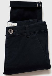 Pantaloni din bumbac de culoare albastră închisă, cu un singur buzunar frontal, închidere cu nasture și manșete răsucite. Prezintă detalii de coasere minime. Eticheta indică "MNG 80 CM."