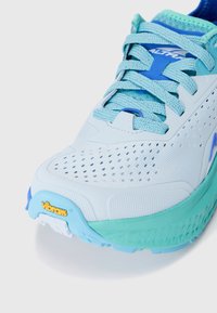 Lichtblauwe hardloopschoen met een ademende mesh bovenkant, gestructureerde materialen, versterkte neus en een Vibram® buitenzool in contrasterend mintgroen.