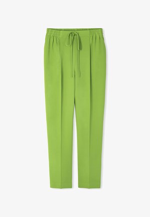 Zielone, luźne spodnie z elastycznym pasem, charakteryzujące się gładką strukturą i wyraźnymi fałdami z przodu.