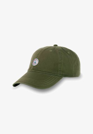 Casquette en coton vert olive avec une visière courbée, ornée d'un logo circulaire avec des bandes bleues et rouges. Détails de couture visibles sur la visière.