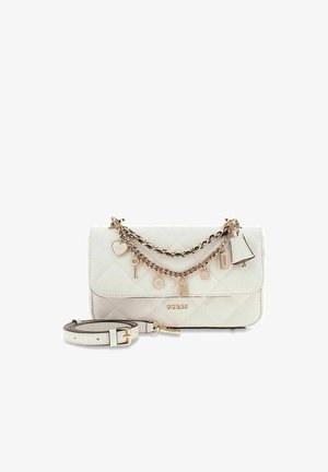 Sac à main matelassé blanc Guess avec chaîne dorée et décorations de charme, comprenant un cœur, une clé et une cloche, avec une bandoulière blanche détachable à côté.