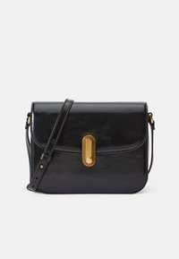 Svart läder crossbody-väska med klaffstängning, detaljer i guld och en avtagbar rem. Slät textur, rektangulär form.