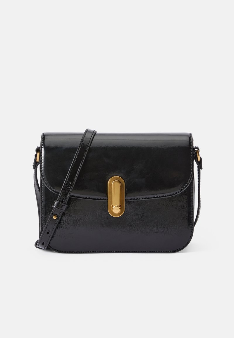 Svart läder crossbody-väska med klaffstängning, detaljer i guld och en avtagbar rem. Slät textur, rektangulär form.