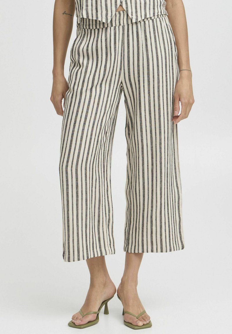 Pantalons à jambes larges rayés en crème et gris foncé, fabriqués dans un tissu léger. Dotés d'une taille élastique et d'une longueur cropped.