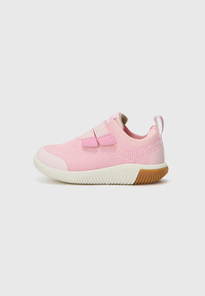 Lyserøde sneakers med en åndbar mesh-overdel, to justerbare remme og en polstret hvid sål med en struktureret brun ydersål.