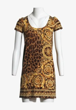 Robe à manches courtes sur mannequin avec imprimé léopard et motifs floraux baroques dorés complexes, encolure ronde et silhouette cintrée.