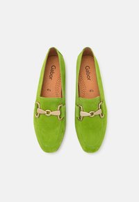 Groene suede instappers met een gouden accenthardware, afgeronde neus en geperforeerde binnenzool, gelabeld met "Gabor 4½" aan de binnenkant.