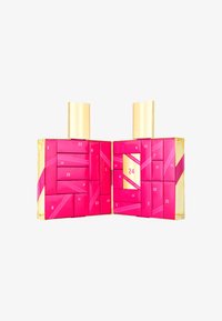 Bottiglia di profumo con una base trasparente gialla, decorata con un design vibrante in rosa e accenti dorati, comprende scompartimenti numerati.