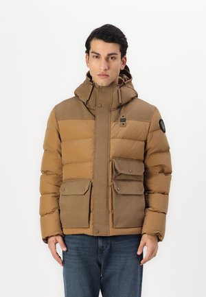 Bruine pufferjack met een capuchon, kenmerkend door een mix van matte en glanzende texturen, twee voortassen en een klein logo-embleem op de schouder.