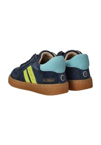 Marineblauwe peutersneakers met gele zijstrepen, lichtblauwe hielaccenten, bruine zolen en klittenbandsluitingen, gelabeld "Ltd. Edition."