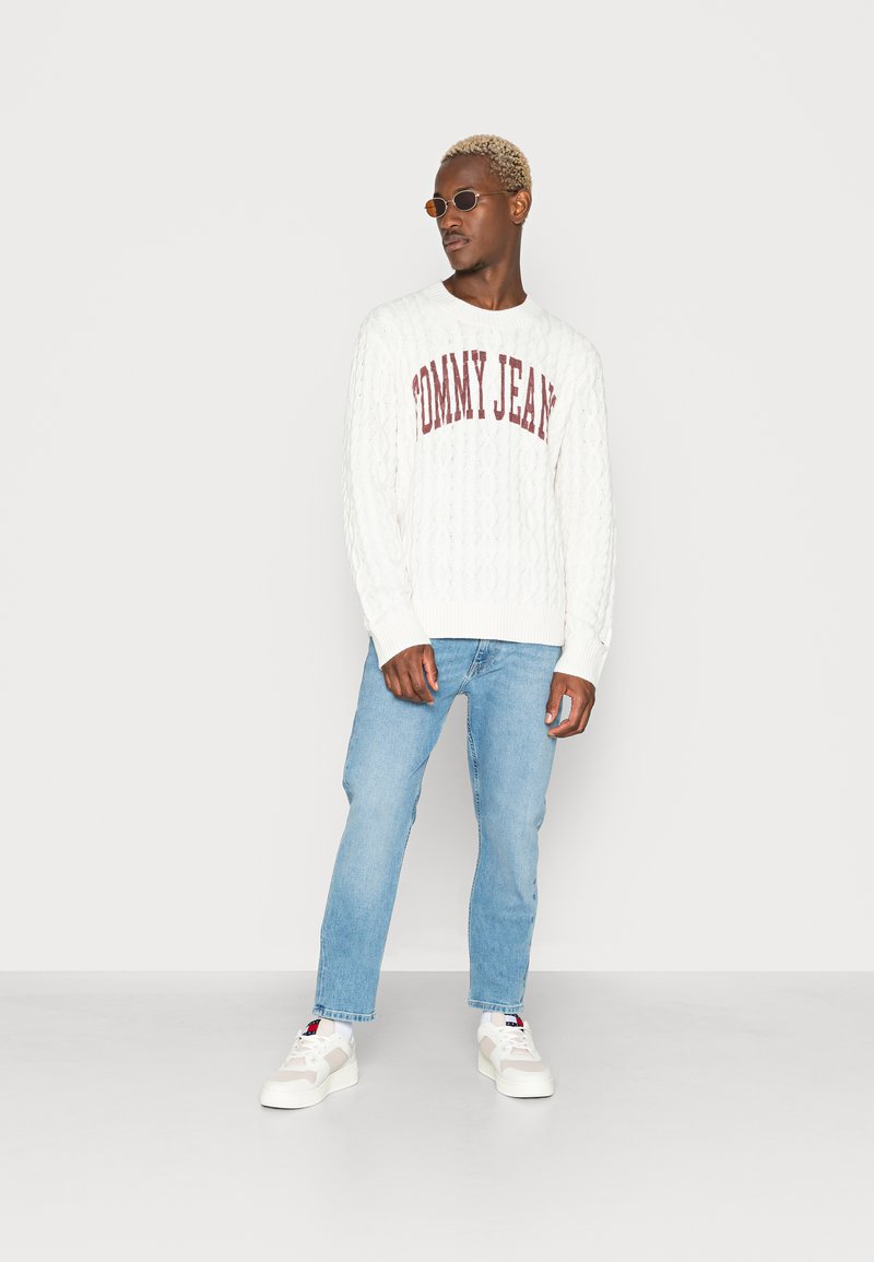 Tommy Jeans - COLLEGIATE SWEATER - Trui - ancient white, Vergroten