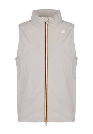 Gilet senza maniche di colore grigio chiaro con collo alto e zip centrale, caratterizzato da strisce gialle, bianche e blu navy, e un piccolo logo sul petto.