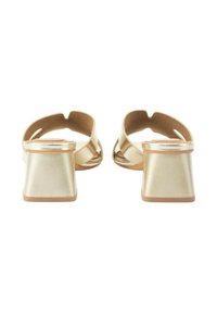 Sandalias de tacón metálico dorado con un diseño de espalda abierta, correas anchas y un tacón cuadrado. Acabado texturizado con un aspecto suave y brillante.
