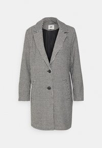 Blazer de patrón de fondo de garras en blanco y negro, con cuello de muesca, cierre de un solo botón y dos bolsillos frontales. Textura suave.