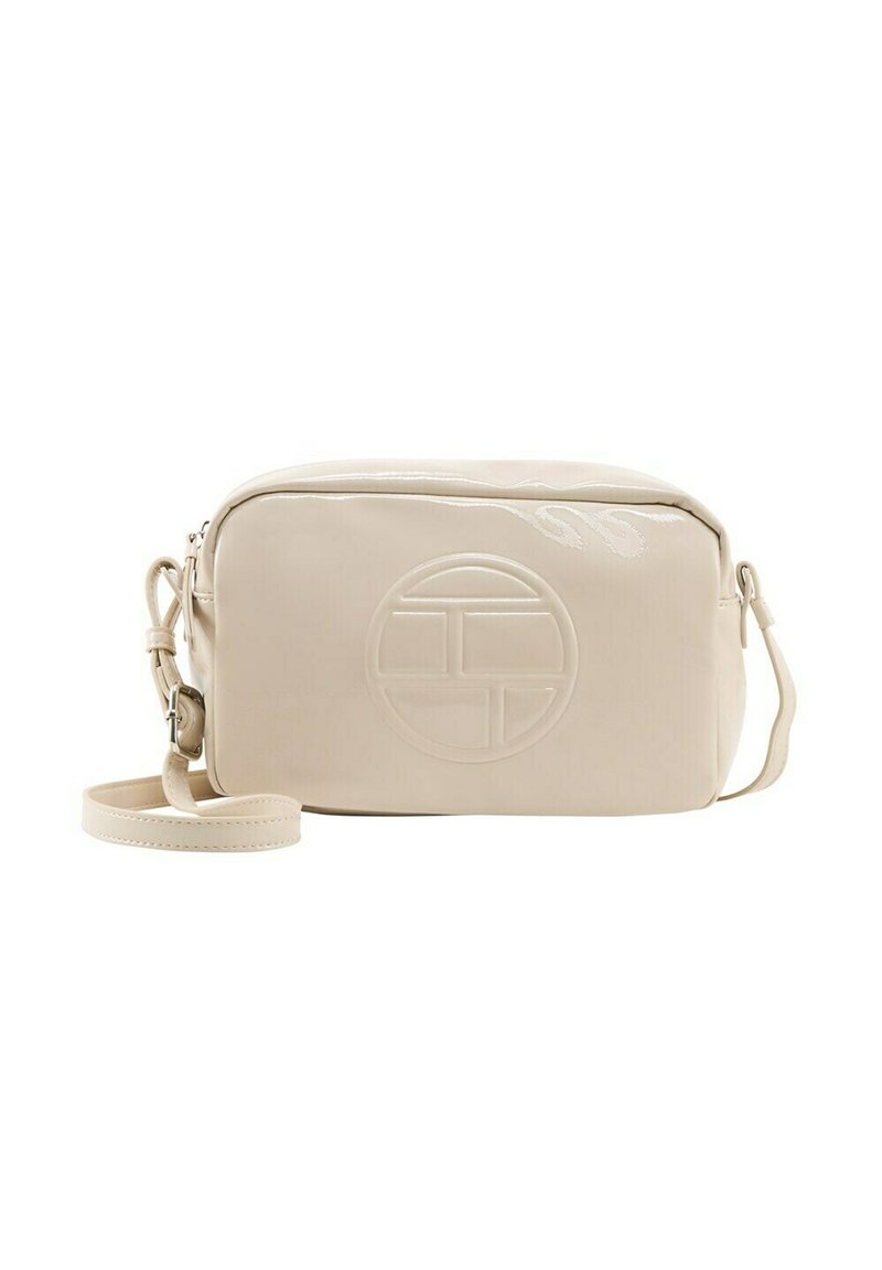 Borsa a tracolla in ecopelle beige con logo impresso, chiusura con zip e tracolla regolabile. Texture liscia e forma rettangolare.