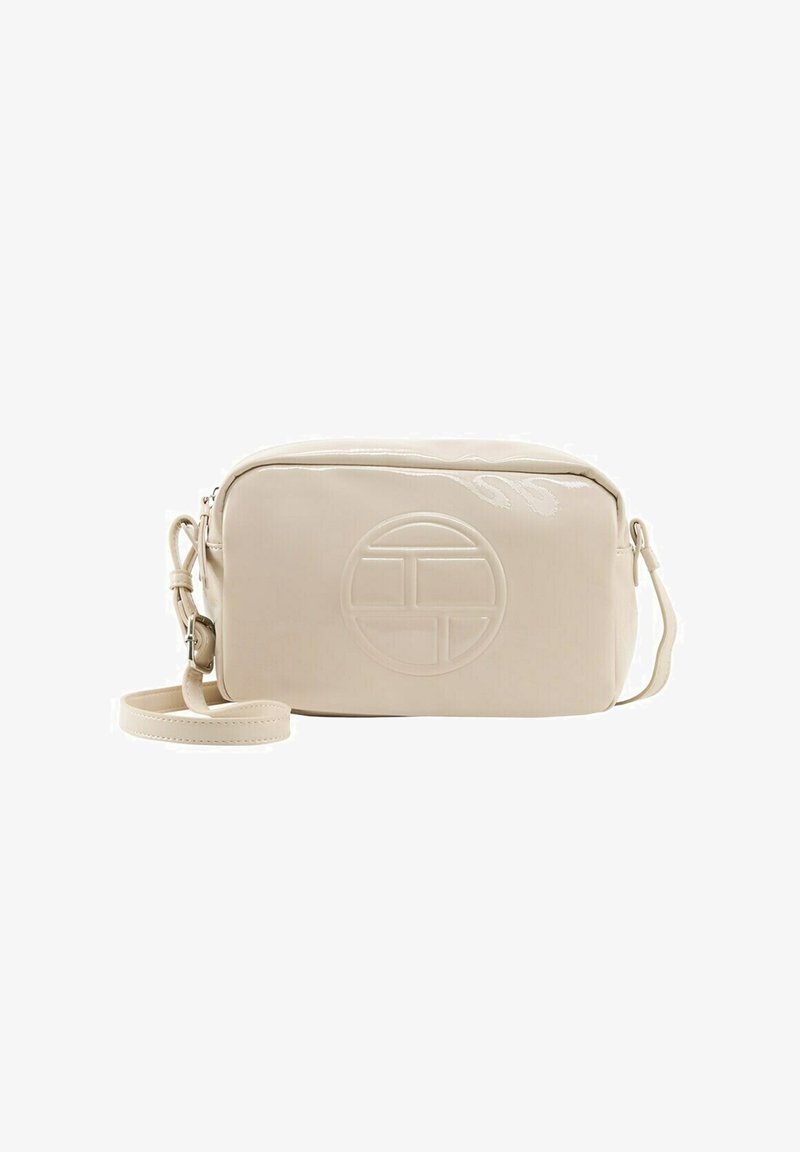 Borsa a tracolla in ecopelle beige con logo impresso, chiusura con zip e tracolla regolabile. Texture liscia e forma rettangolare.