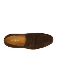 Chaussure slip-on en suède brun avec un bout arrondi et des détails cousus. Présente une fine sangle sur le coup de pied et une semelle intérieure beige.
