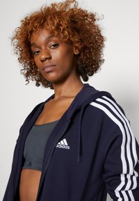 adidas Sportswear ESSENTIALS STRIPES OVERSIZED FULL ZIP HOODIE - Φούτερ με φερμουάρ - legend ink/white