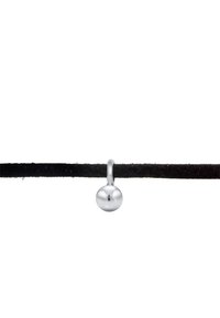 Silberner, kugelförmiger Anhänger, der an einem schwarzen Band befestigt ist. Er zeigt eine glatte Oberfläche und einen glänzenden Finish und zeichnet sich durch ein einfaches, minimalistisches Design aus.