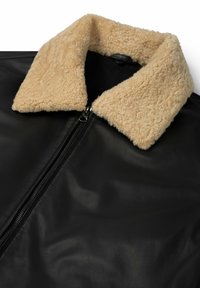 Schwarze Lederjacke mit einem beigen Kunstfellkragen, ausgestattet mit einem Frontreißverschluss und glatter Textur. Keine sichtbaren Muster oder Akzente.