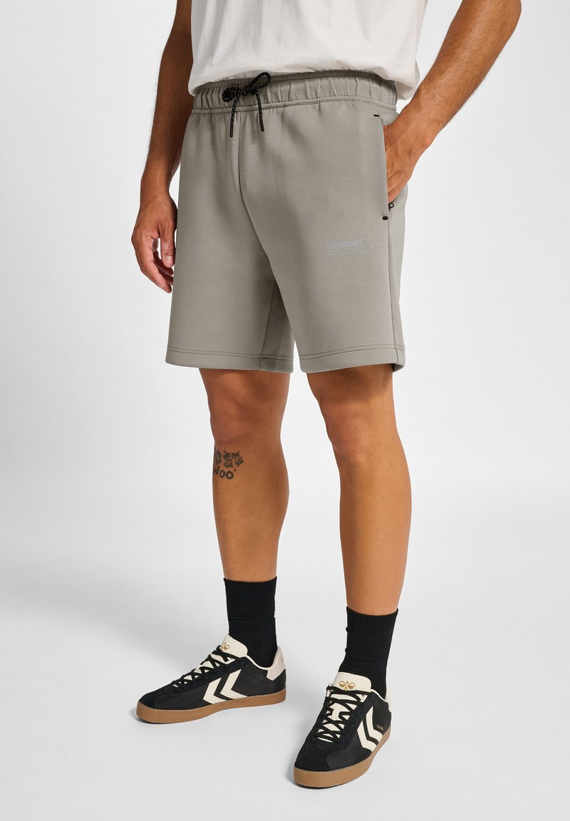 Graue Shorts aus weichem Stoff mit elastischem Bund und Kordelzug. Verfügen über Seitentaschen, Logodetail und eine lockere Passform.