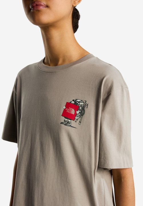 The North Face U GEAR UP GET OUT RLX SS TEE-GRAPHIC. UNISEX - Print T-shirt - stone slab — photo 6