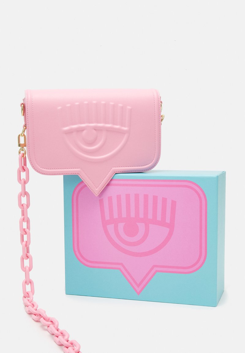 Damen Handtaschen | CHIARA FERRAGNI RANGE EYELIKE SKETCH Handtasche fairy tale/pink - OP89999 Damen Handtaschen | CHIARA FERRAGNI RANGE EYELIKE SKETCH Handtasche fairy tale/pink - OP89999