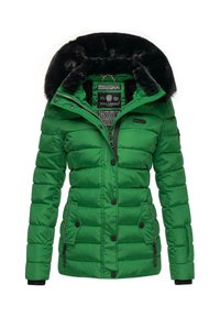 Chaqueta de plumas verde con capucha de pelo sintético, cierres de cremallera y a presión, textura acolchada, dos bolsillos frontales y una etiqueta de estilo en el cuello.