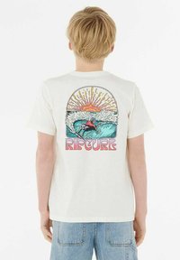 Camiseta blanca con un gráfico colorido de olas y el sol, con la palabra "RIP CURL" en letras neón rosa en la parte inferior.