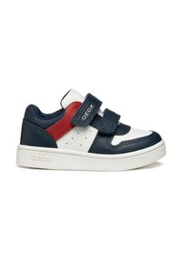 Baskets en cuir bleu marine et blanc avec des accents rouges, des bandes Velcro, des côtés perforés et une semelle en caoutchouc blanc texturé. Nom de la marque visible.