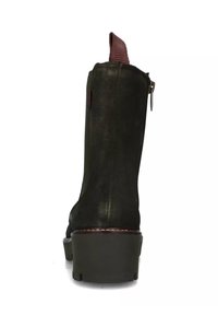 Stivale alla caviglia in pelle verde scuro con finitura testurizzata, parte posteriore rialzata e tacco robusto. Presenta un inserto rosso per la calzata e una cerniera laterale.