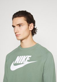 Nike Sportswear M NSW MODERN CRW FLC HBR - Camisola - spiral sage/white